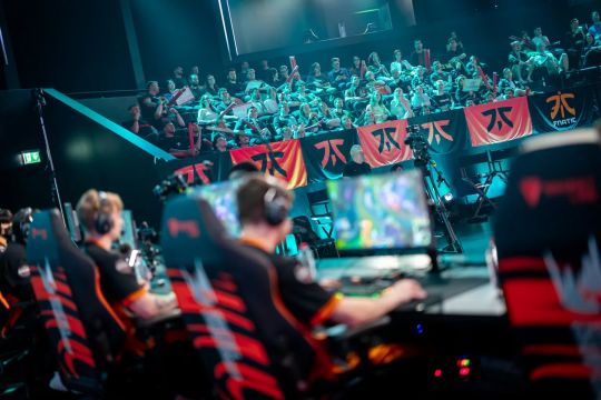 更依赖于与 更依赖于与