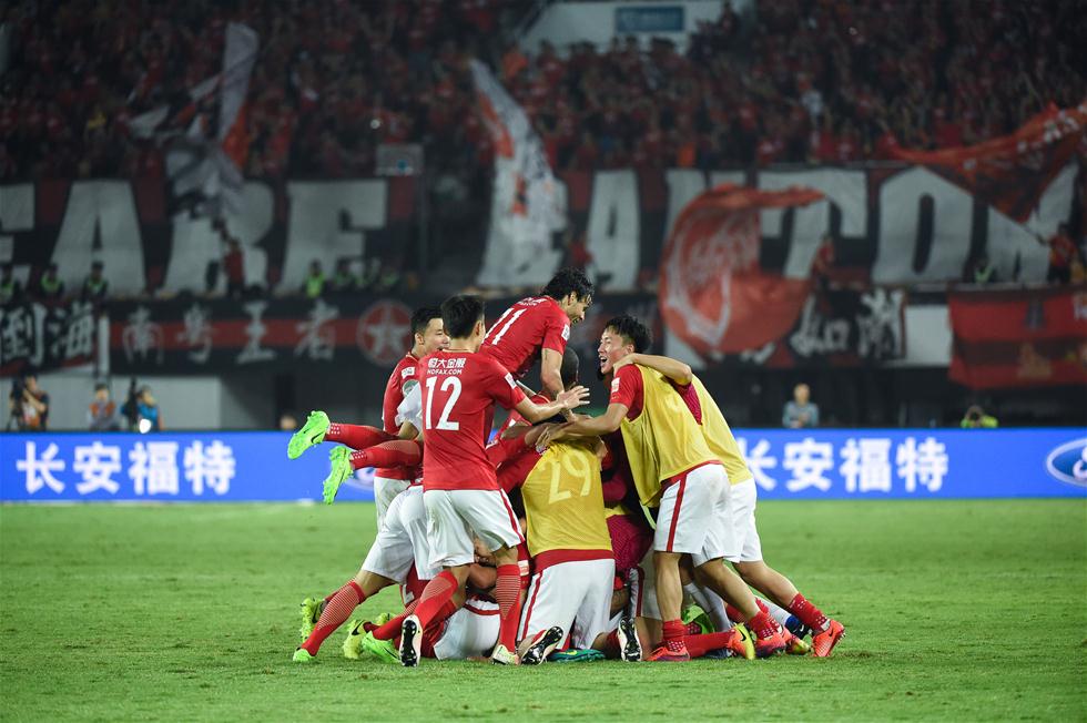 由两名副攻 由两名副攻