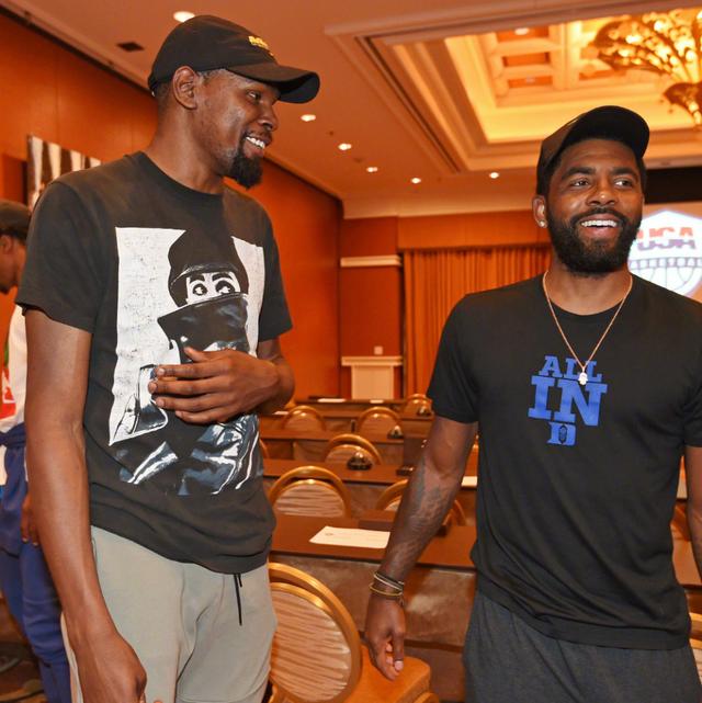 与主角同时 与主角同时